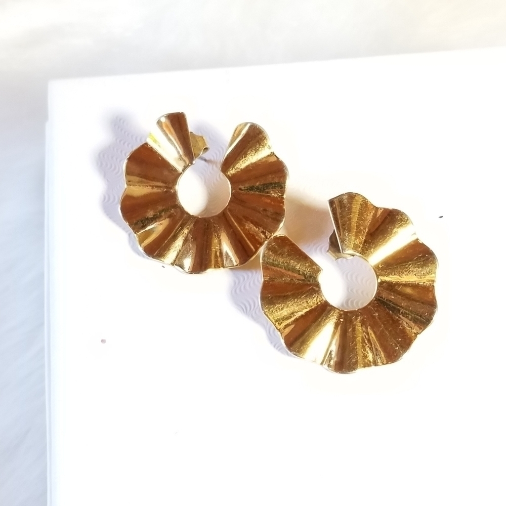 VINTAGE Ruffled Gold-Tone Post Earrings